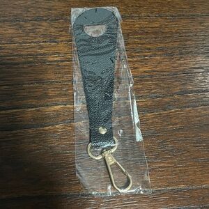 New $4 Add-On Hat Clip Black Faux Leather Purse Accessory Clip Travel Hanger